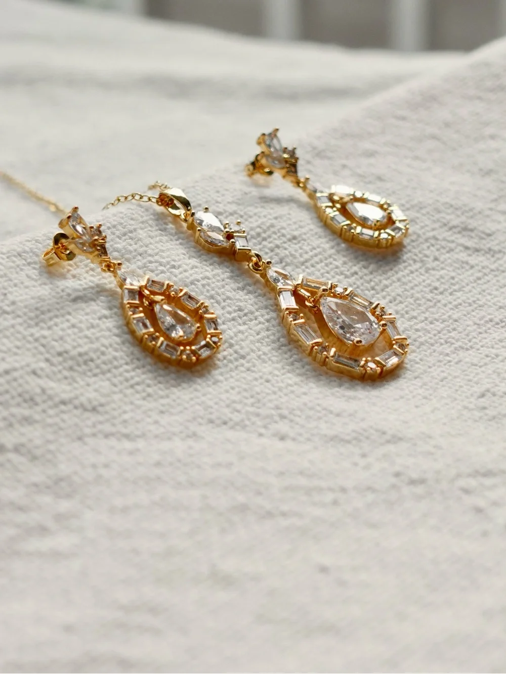 N/A elegant gold